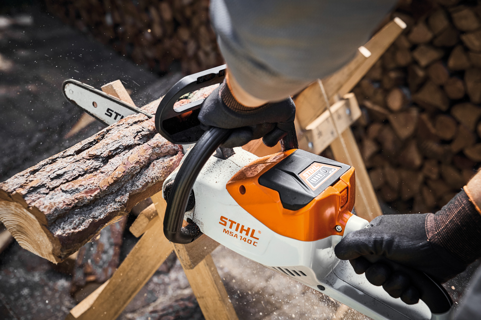 Një trung druri pritet me motosharrën me bateri STIHL