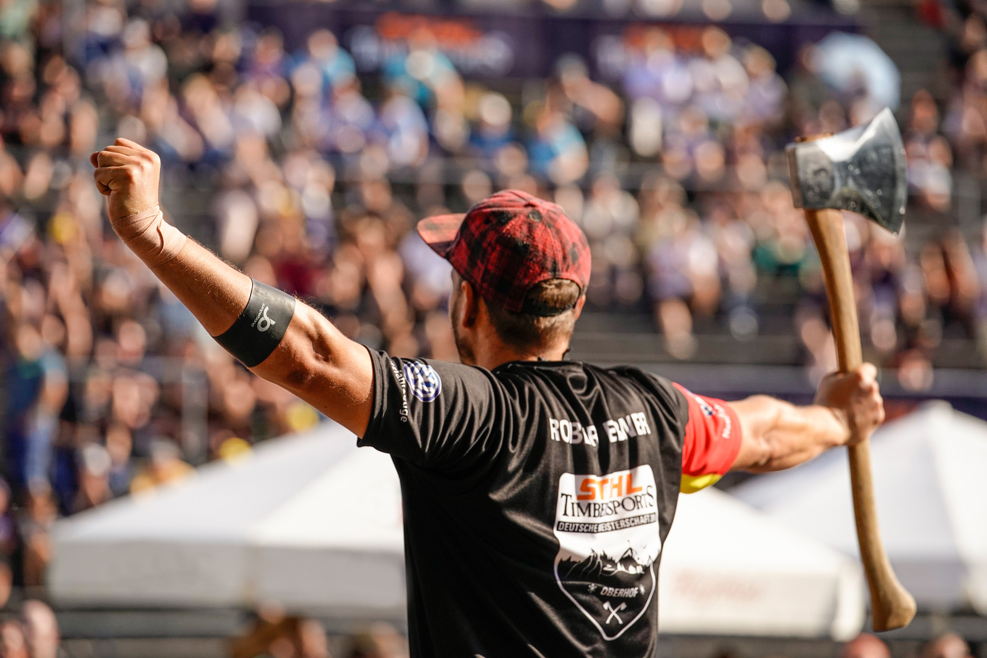 Një atlet i STIHL TIMBERSPORTS® duke festuar
