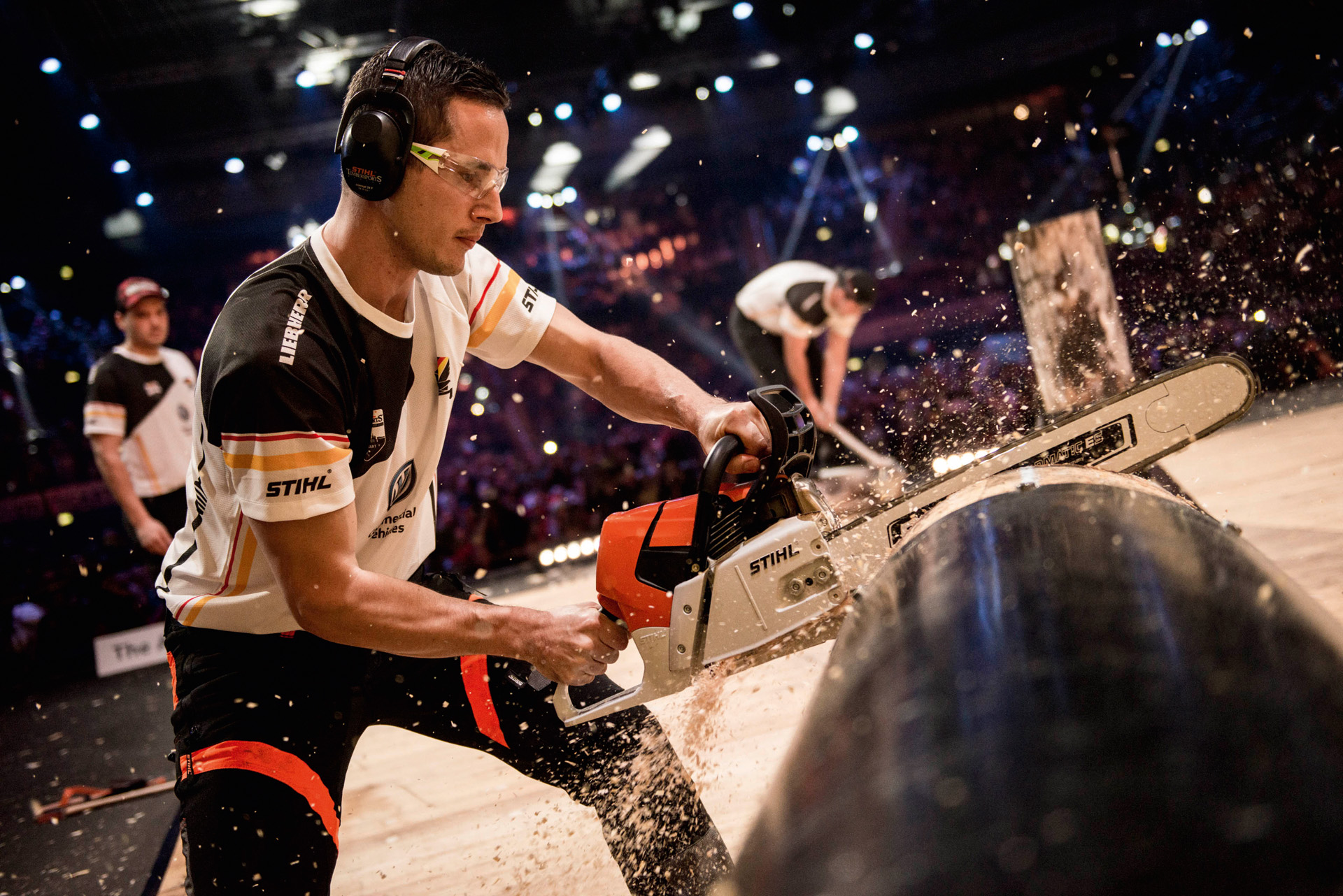 Një atlet i STIHL TIMBERSPORTS® duke prerë një trung peme në një garë 
