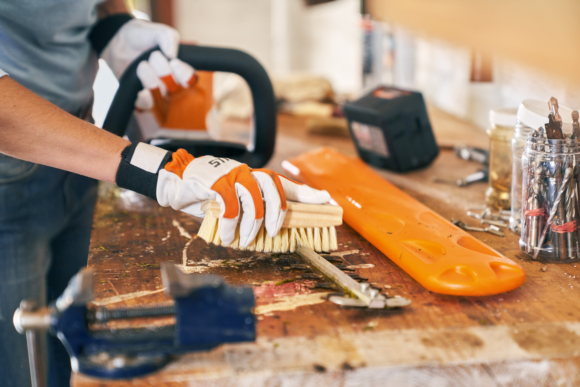 Kujdesi për veglat: Pastrimi i gërshërëve për gardhe me furçë pa kabllo STIHL HSA 56 