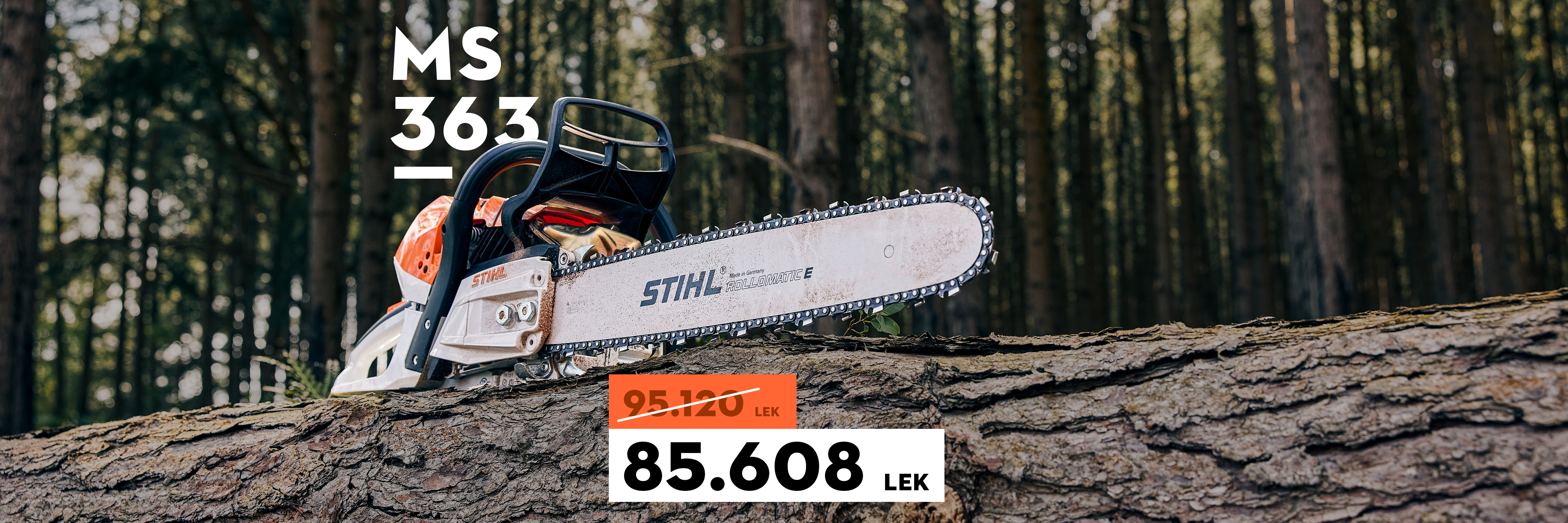 Motosharra STIHL MS 363 mbi një trung të rrëzuar në pyll