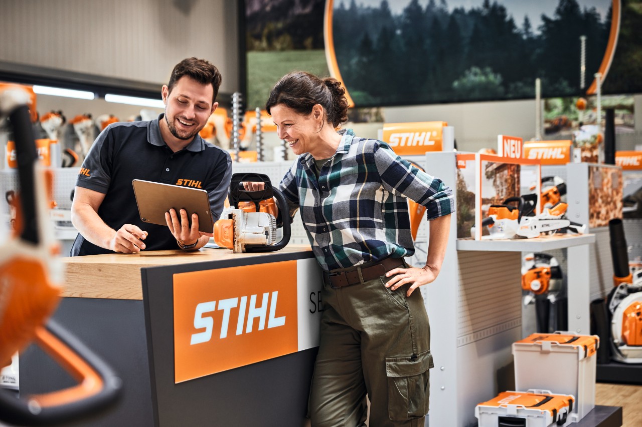 Bisedë me klientin në sportelin e shërbimit STIHL