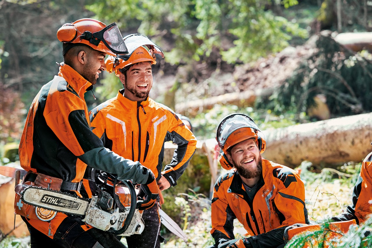 Punëtorët e pylltarisë në pyll, të veshur me veshje mbrojtëse STIHL, me STIHL MS 462