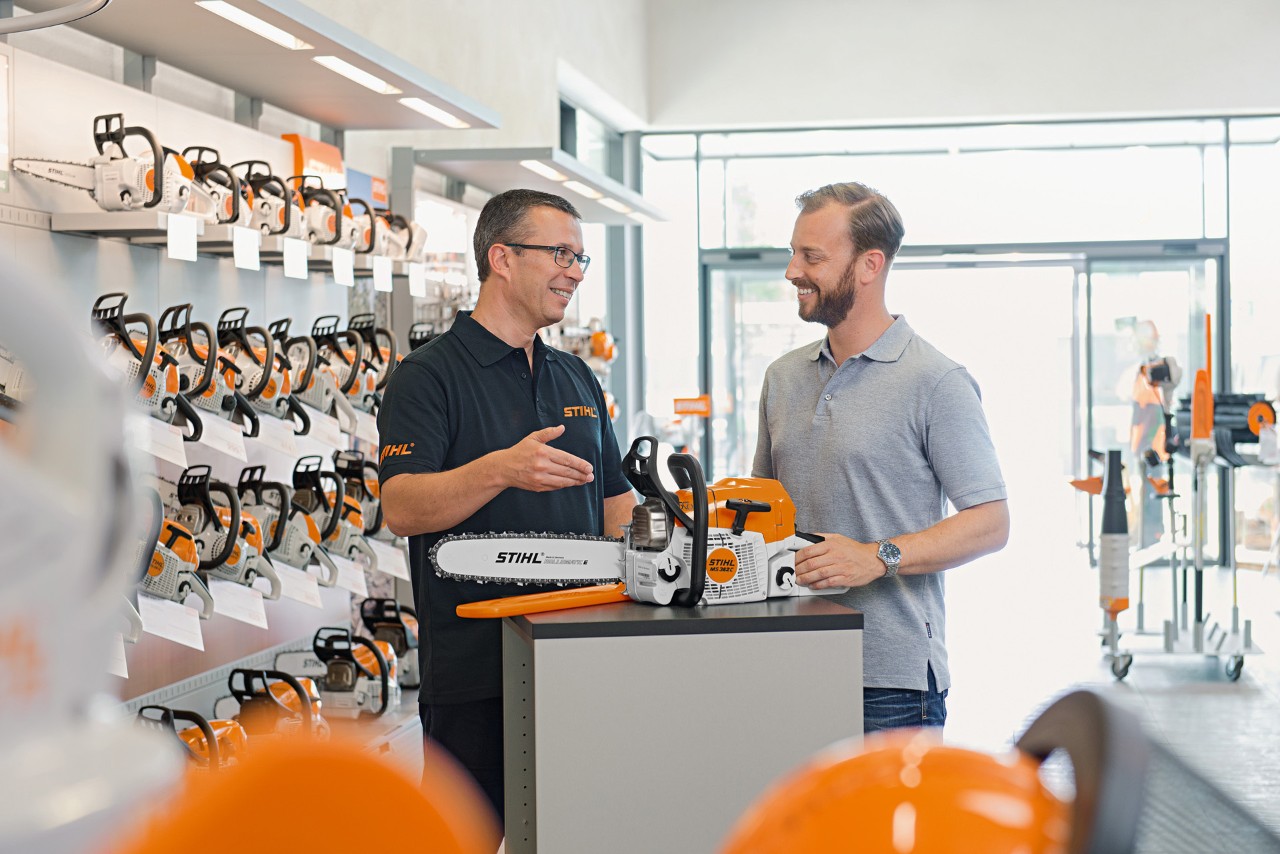 Një shitës STIHL ndihmon një klient që blen një sharrë elektrike me zinxhir STIHL