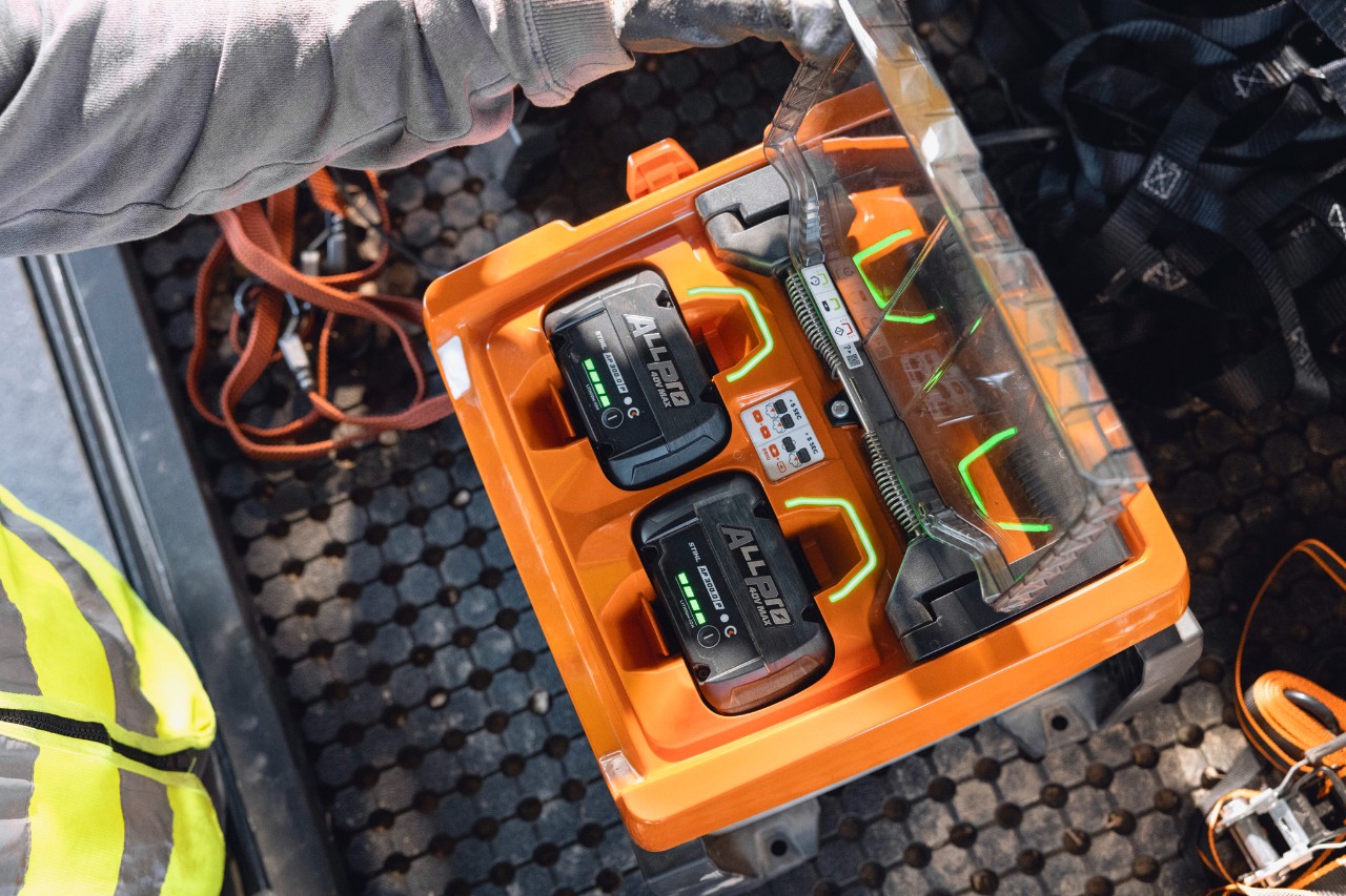Bateri të karikuara plotësisht STIHL ALLPRO 300.0 P (C) në karikuesin portativ AL 1802 MO