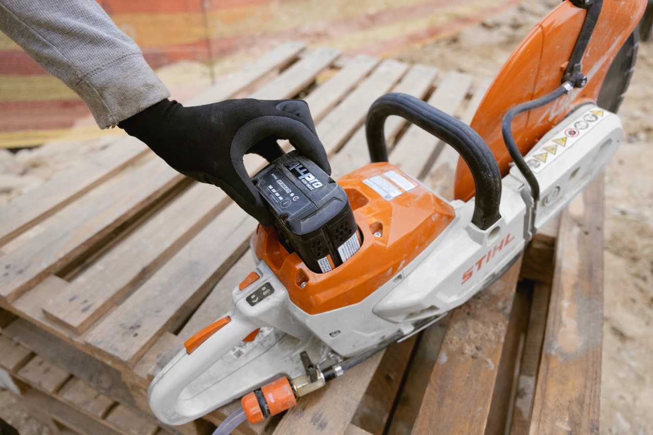 Një bateri STIHL ALLPRO 300.0 P përdoret në TSA 350.