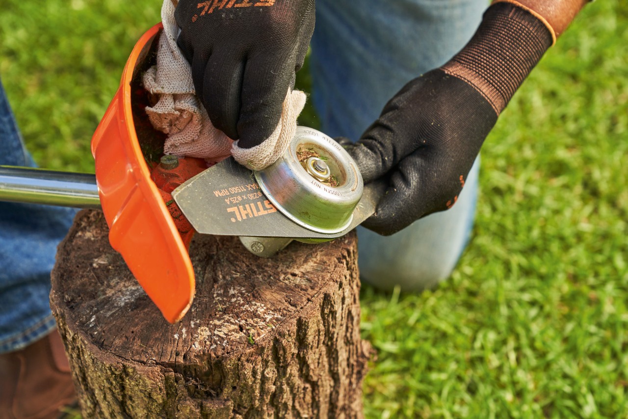 Pastrimi i thikës së trimerit STIHL me një leckë të lagur