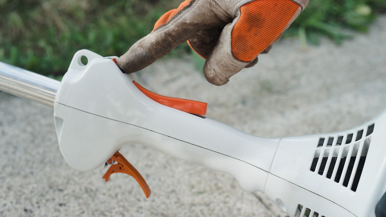 Aktivizimi i çelësit të ndalimit në motokosën me benzinë ​​STIHL FS 38