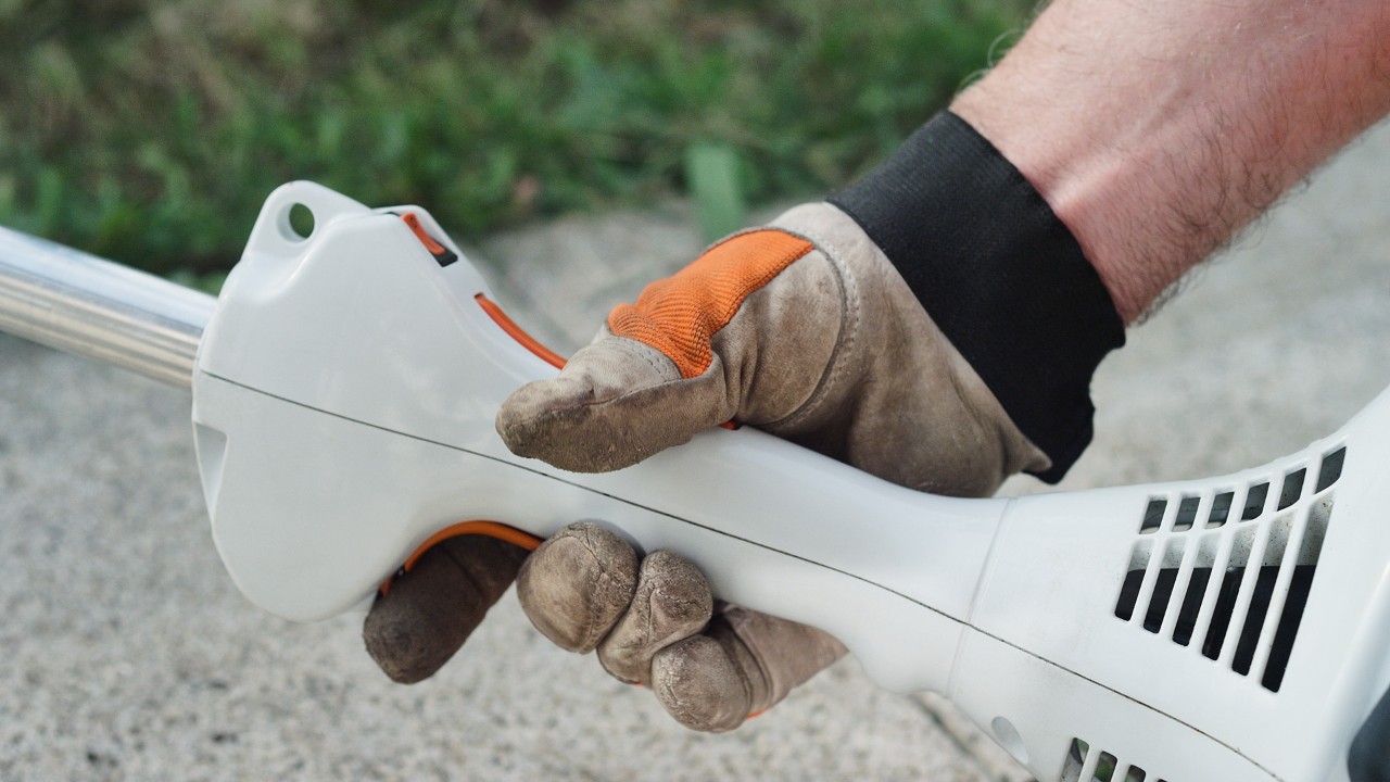 Leva e gazit e motokosës me benzinë ​​STIHL FS 38 fiksohet në vend