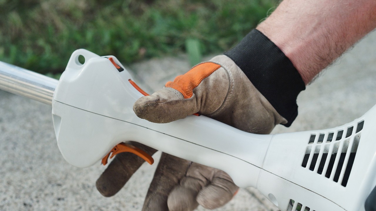 Motokosa me benzinë ​​STIHL FS 38 në pozicionin e gazit fillestar