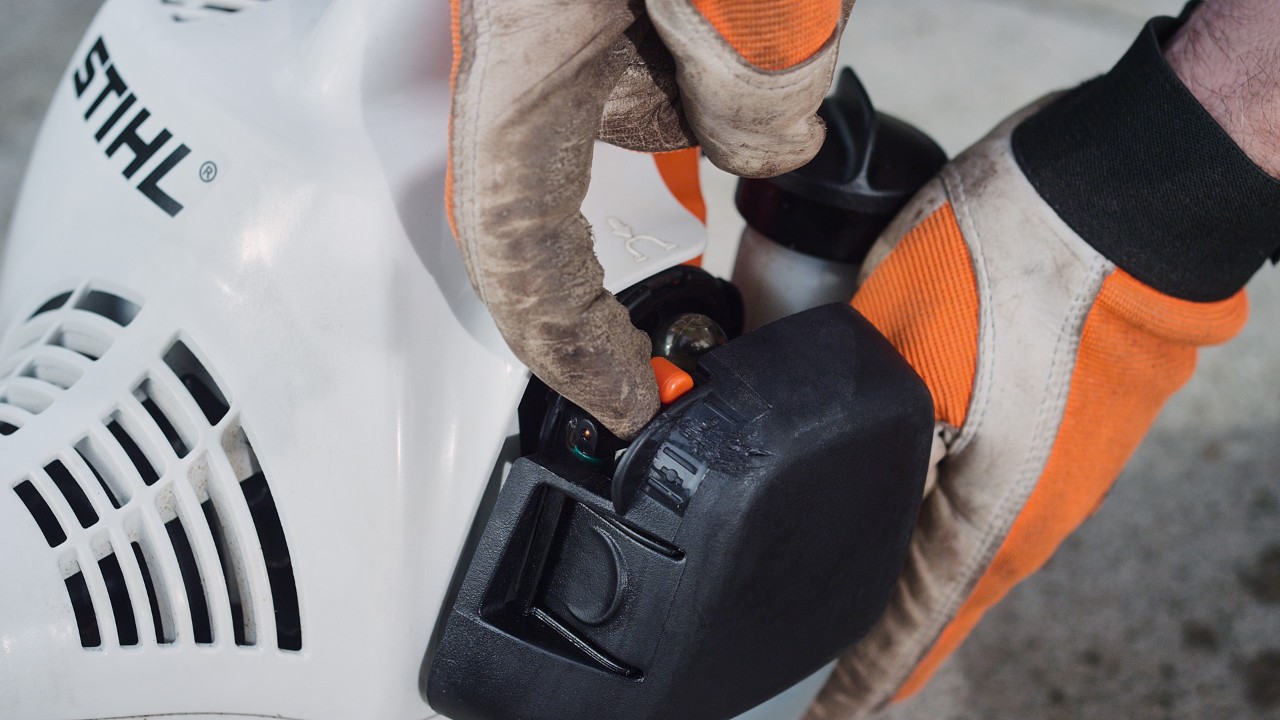 Aktivizimi i levës së mbytësit në një motokosë me benzinë ​​STIHL FS 38