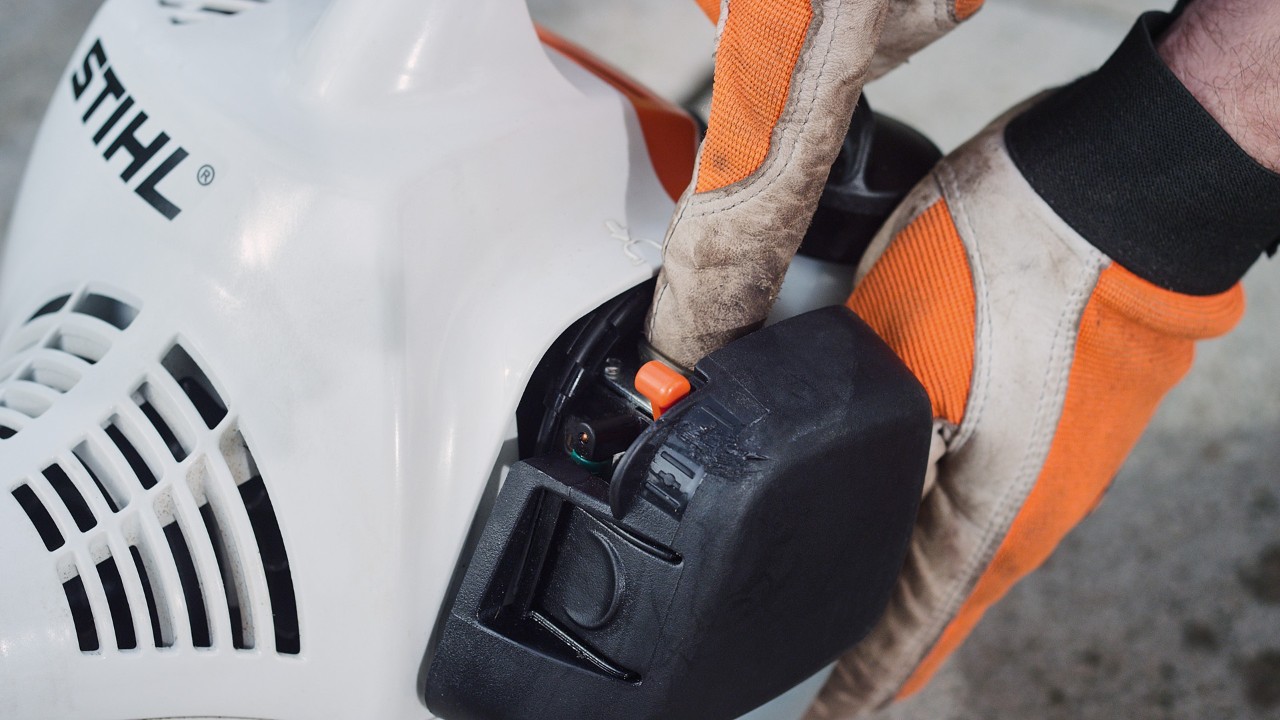Shtypja e pompës së karburantit në motokosën me benzinë ​​STIHL FS 38