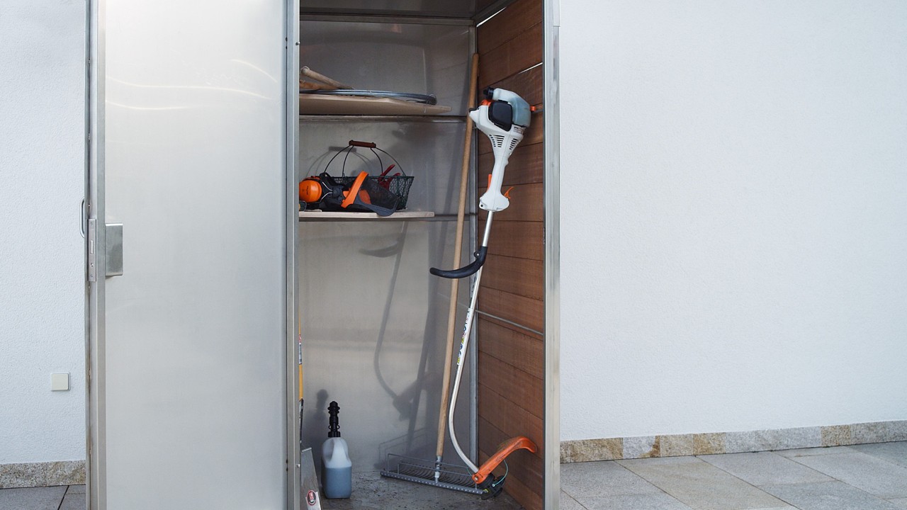 Pasi fiket, motokosa me benzinë ​​STIHL FS 38 ruhet në dollap.