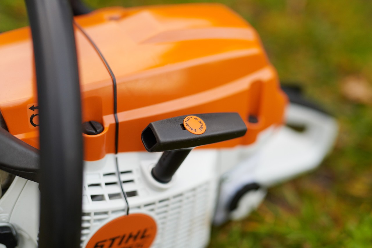 Pamje nga afër e dorezës së ndezjes së një motosharre me benzinë STIHL MS 261 C‑M me M‑Tronic dhe ElastoStart.