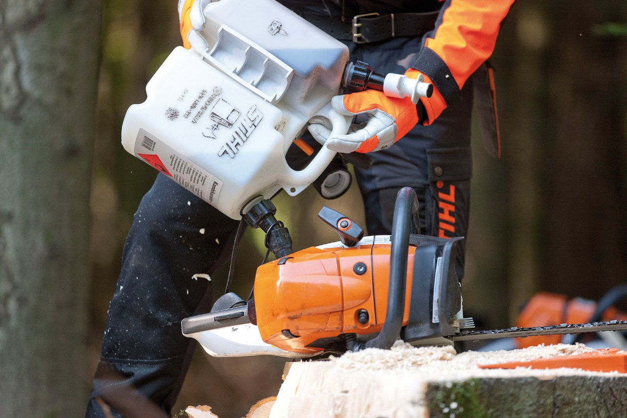 Motosharra STIHL MS 441 që mbushet nga një bombol kombinimi